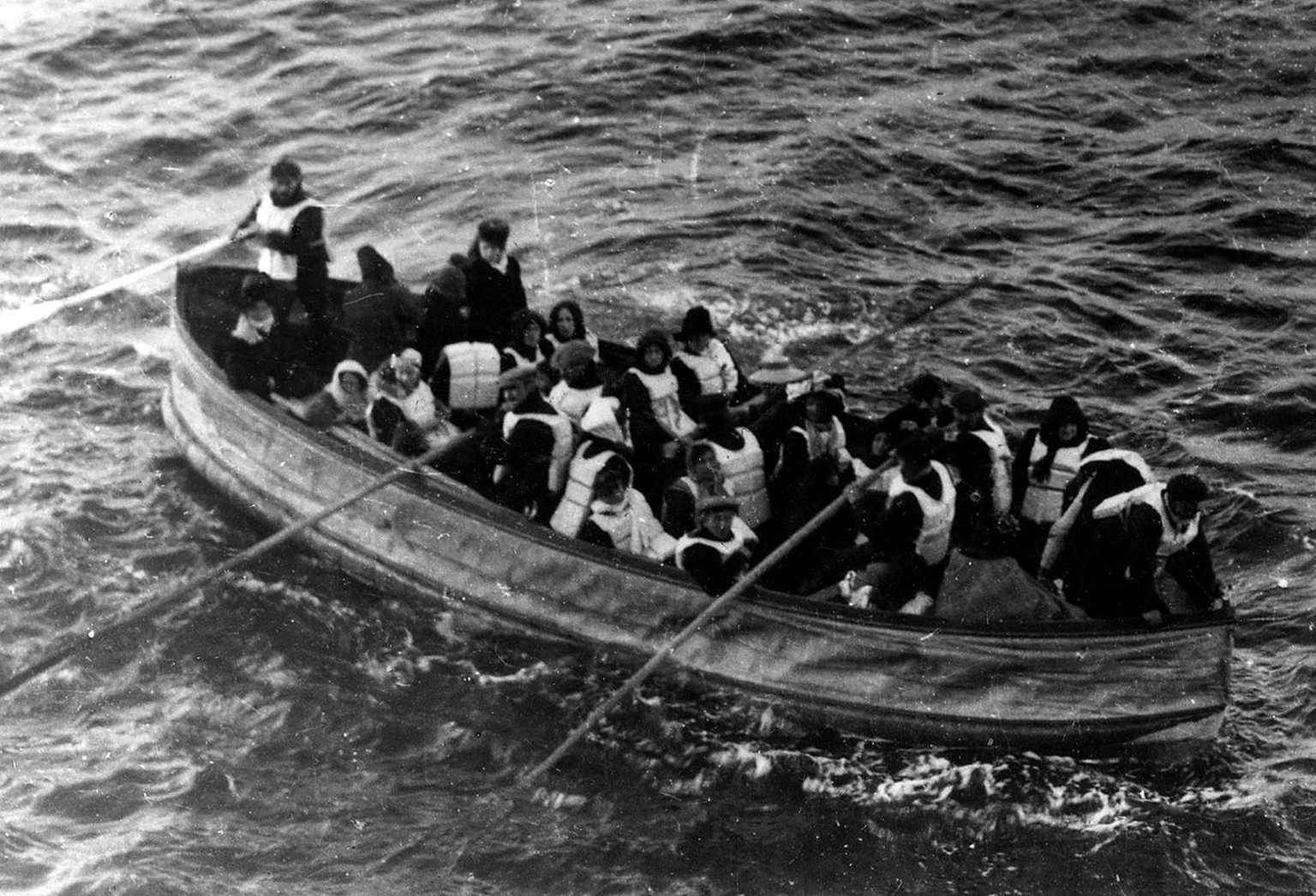 Faltboot D der Titanic, aufgenommen von einem Passagier der Carpathia. Lolo (4) und Monmon (2) gehörten zu den 711 Überlebenden.