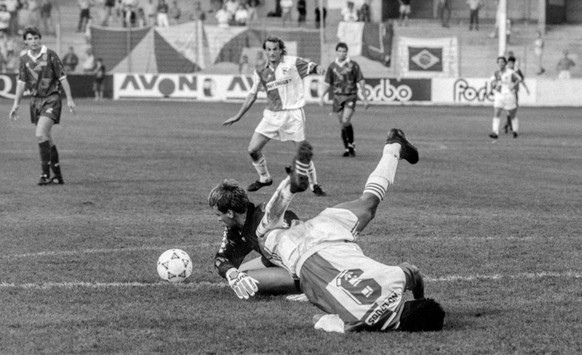 Servette-Goalie Pascolo Marco Pascolo stoppt den GC Spieler Giovane Elber, Nummer 9, im Hintergrund Mitte Heinz Hermann (GC) und rechts, Ciriaco Sforza (GC). Die Grasshoppers verlieren am 9. August 19 ...