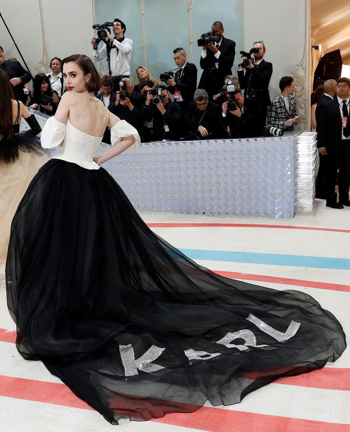 Avoir «Karl» écrit sur sa robe, c'est comme avoir «Love» écrit sur ses coussins de canapé.