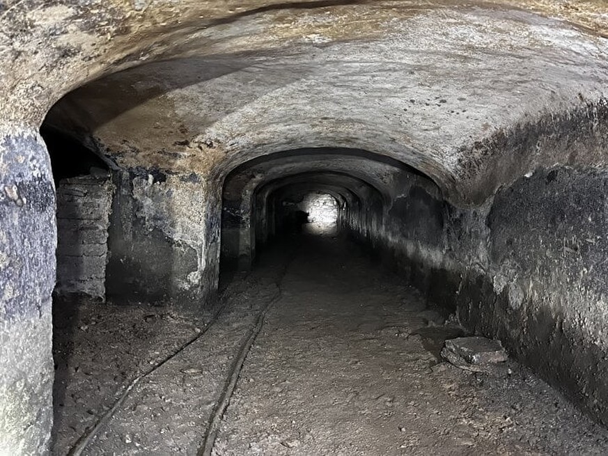Tunnel unter der HAgia Sophia in Istanbul.
https://www.yenisafak.com/hayat/ayasofyanin-altindaki-9-kilometrelik-gizemli-tunel-agi-ziyarete-aciliyor-bakan-ersoy-mujdeyi-verdi-4856687