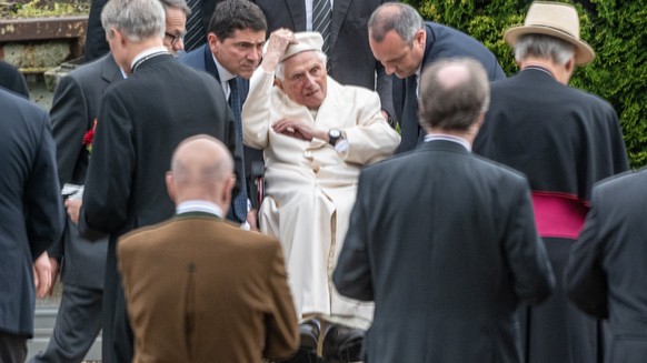 20.06.2020, Bayern, Regensburg: Der emeritierte Papst Benedikt XVI. (M) besucht das Grab seiner Eltern und Schwester auf dem Ziegetsdorfer Friedhof bei Regensburg. Benedikt werde mindestens