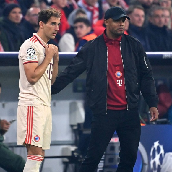 Trainer Vincent KOMPANY Bayern Muenchen mit Leon GORETZKA Bayern Muenchen vor Einwechslung Fussball Champions League , FC Bayern Muenchen - GNK Dinamo Zagreb 9-2 am 17.09.2024, A L L I A N Z A R E N A ...