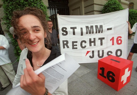 Ursula Wyss, juengste SP-Nationalraetin aus Bern, empfaengt am Montag, 5. Juni 2000 in Bern vor dem Bundeshaus zu Beginn der Sommersession der Eidgenoessischen Raete die ankommenden Ratsmitglieder, um ...