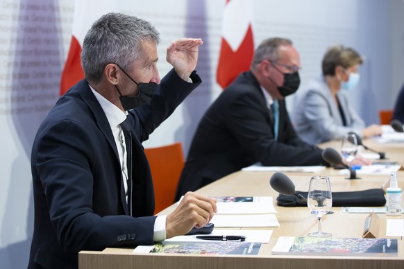 Hippolyt Kempf, Sportoekonom BASPO, Projektleiter der Studie Leistungssport Schweiz, spricht neben Juerg Stahl, Praesident Swiss Olympic, und Bundesraetin Viola Amherd, waehrend einer Medienkonferenz  ...