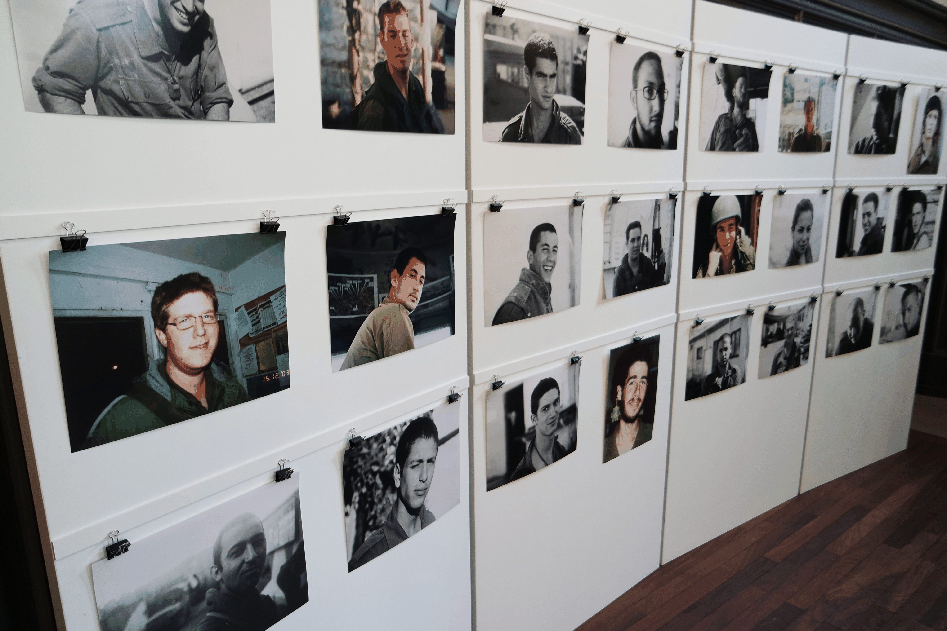 Das Ende der Ausstellung bildet diese Wand mit den Porträts von Soldaten, die das Schweigen gebrochen haben.