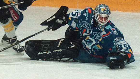 Patrick Sutter (m) und Torhueter Patrick Schoepf (r) von Zug kaempfen gegen den Fribourger Sascha Schneider (l) am Dienstag, 20. Januar 1998 in Fribourg. (KEYSTONE/Edi Engeler)