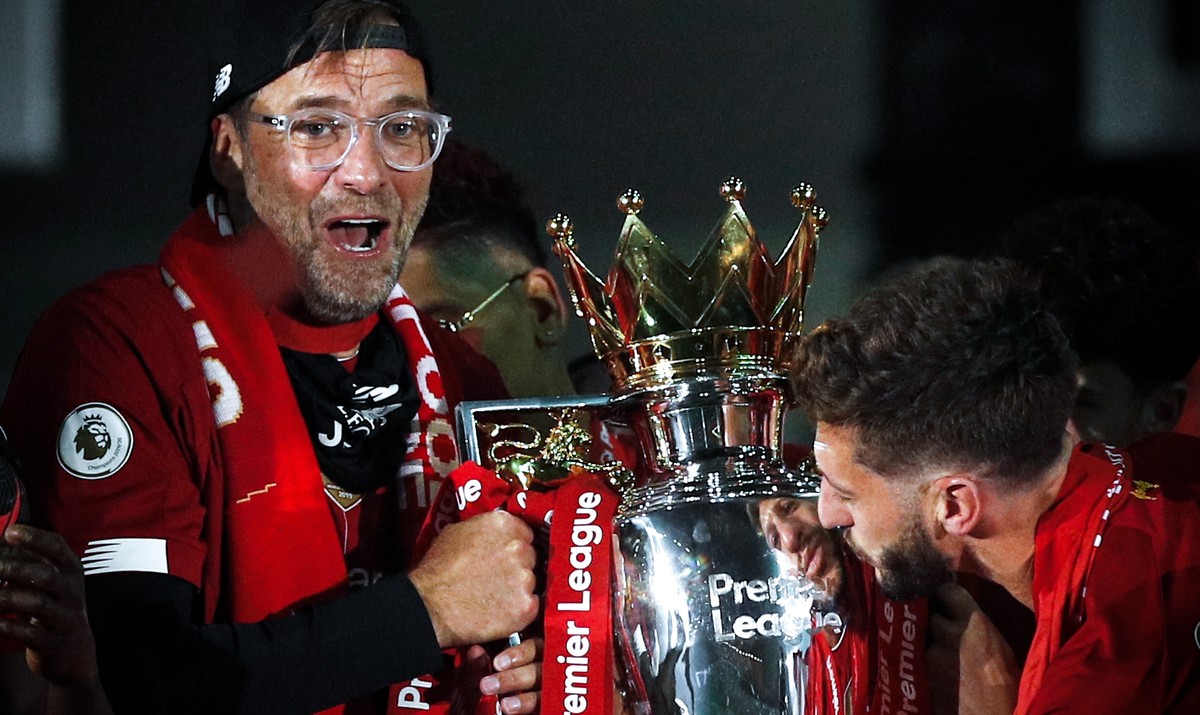 epaselect epa08561559 Liverpool's head coach Juergen Klopp (L) lifts the Premier League trophy following the English Premier League soccer match between Liverpool FC and Chelsea FC in Liverpool,  ...