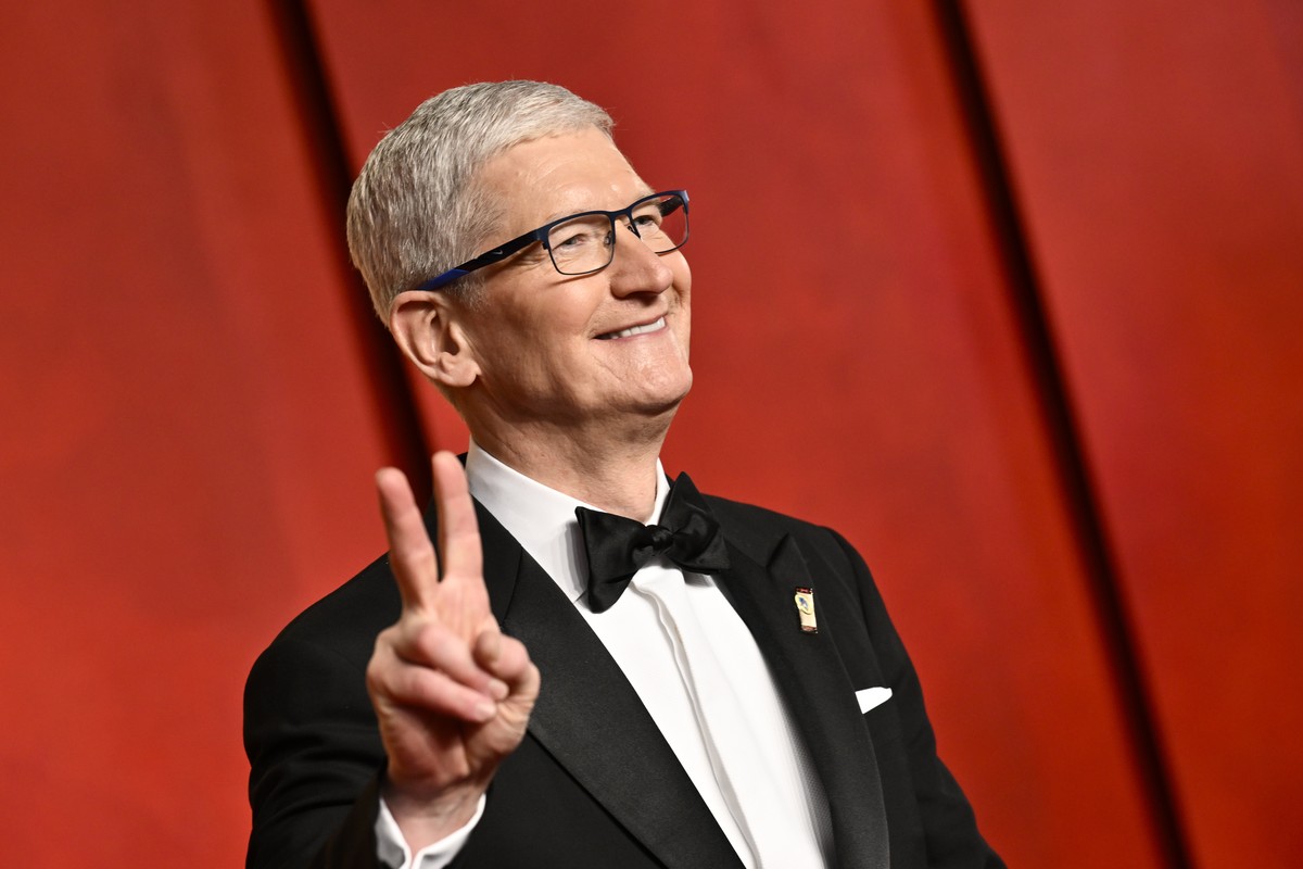 Timothy Cook, chief executive officer of Apple Inc., arrives at the Vanity Fair Oscar Party on Sunday, March 10, 2024, at the Wallis Annenberg Center for the Performing Arts in Beverly Hills, Calif. ( ...