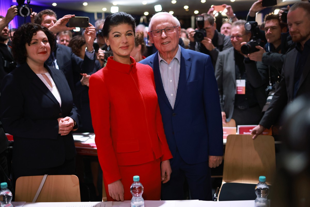 epaselect epa11107651 Designated Sahra Wagenknecht Alliance (BSW) co-chairwoman, Sahra Wagenknecht (C-L), and her husband, Oskar Lafontaine (C-R), stand in front of the media next to designated Sahra  ...