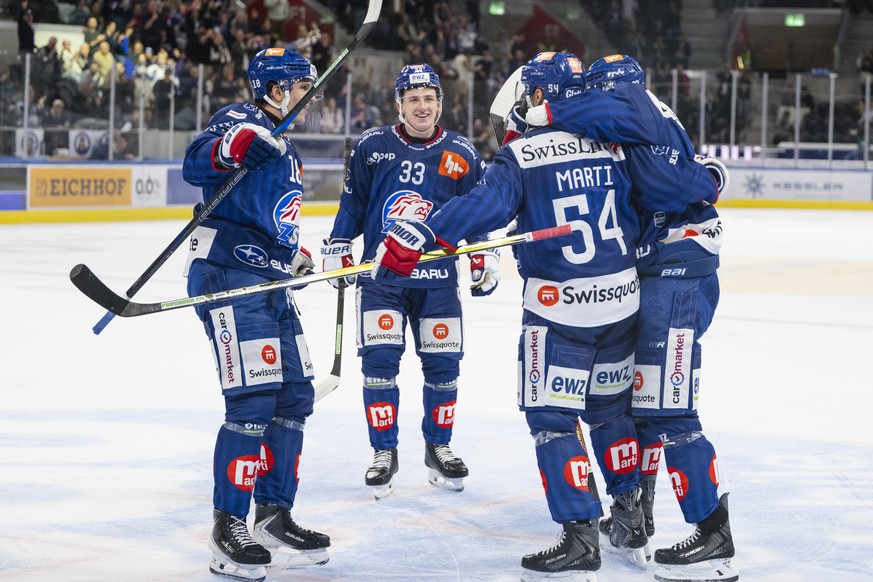 Christian Marti (ZSC), zweiter rechts, jubelt mit Teamkollegen, nach seinem Tor zum 2:0 im Spiel der Eishockey National League zwischen den ZSC Lions und Geneve-Servette HC am Samstag, 19. September 2 ...
