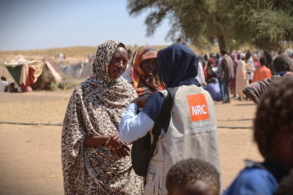 CORRECTS BYLINE.-This photo released by The Norwegian Refugee Council (NRC), shows a woman talking with an aid worker at a displacement camp where residents from el-Fasher sought refuge from fighting  ...
