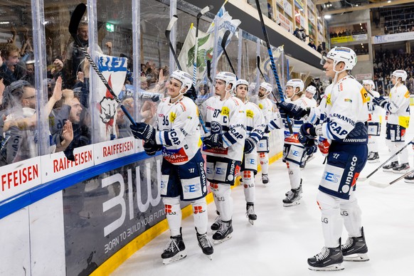 HC Ambri-Piottas Rocco Pezzullo, Dario Buergler und Floran Douay, von links, jubeln ueber den Sieg nach dem Eishockey Qualifikationsspiel der National League zwischen dem HC Ajoie und dem HC Ambri-Pio ...