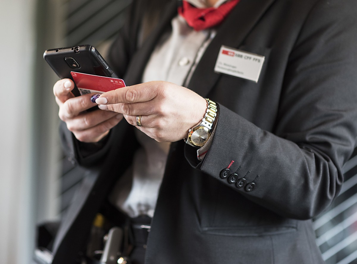 Bei Billettkontrollen in Zügen tragen SBB-Mitarbeitende jeweils ein Namensschild. Dieses ist umstritten: Auch der oberste Schweizer Datenschützer fordert nun den Schutz der Anonymität. (Themenbild)