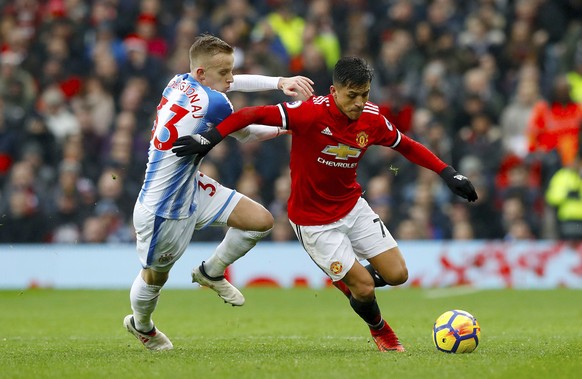 Huddersfield Town&#039;s Florent Hadergjonaj, left, and Manchester United&#039;s Alexis Sanchez during their English Premier League soccer match at Old Trafford in Manchester, England, Saturday Feb. 3 ...