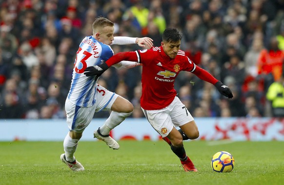 Huddersfield Town&#039;s Florent Hadergjonaj, left, and Manchester United&#039;s Alexis Sanchez during their English Premier League soccer match at Old Trafford in Manchester, England, Saturday Feb. 3 ...