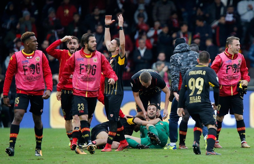 epa06365227 Benevento&#039;s goalkeeper Alberto Brignoli (C) jubilates with teammates after scoring the 2-2 goal during the Italian Serie A soccer match Benevento Calcio vs AC Milan at Ciro Vigorito s ...