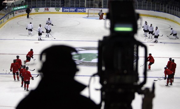 Die Schweizer Eishockey Nationalmannschaft im abschliessenden Training vor dem ersten WM-Spiel gegen Frankreich im Focus einer Fernseh-Kamera, am Samstag, 3. Mai 2008, im Colisee Pepsi in Quebec. (KEY ...