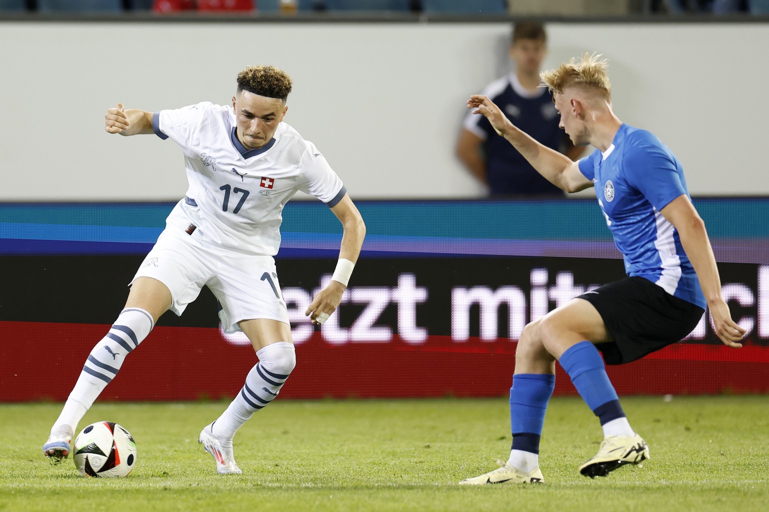 Switzerland&#039;s Ruben Vargas, left, and Estonia&#039;s Rocco Shein in action during an international friendly soccer match between Switzerland and Estonia at the Swissporarena in Lucerne, Switzerla ...