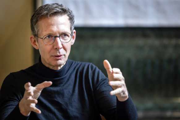 Politgeograf Michael Hermann schweigt sich über seine Meinungsumfrage zur Halbierungsinitiative aus.