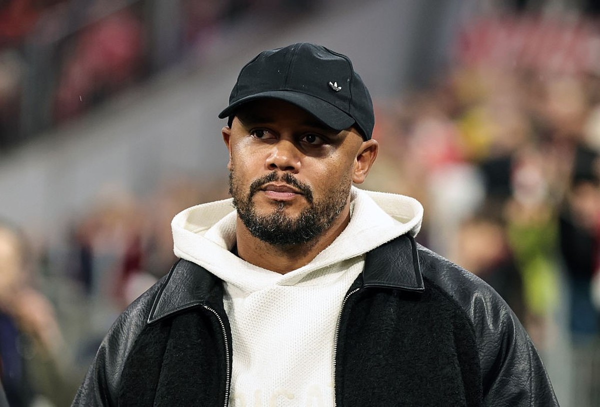 MUNICH, GERMANY - OCTOBER 21: Vincent Kompany head coach of FC Bayern Muenchen prior the UEFA Champions League 2026/27 League Phase MD3 match between FC Bayern München and Arsenal FC at Football Arena ...