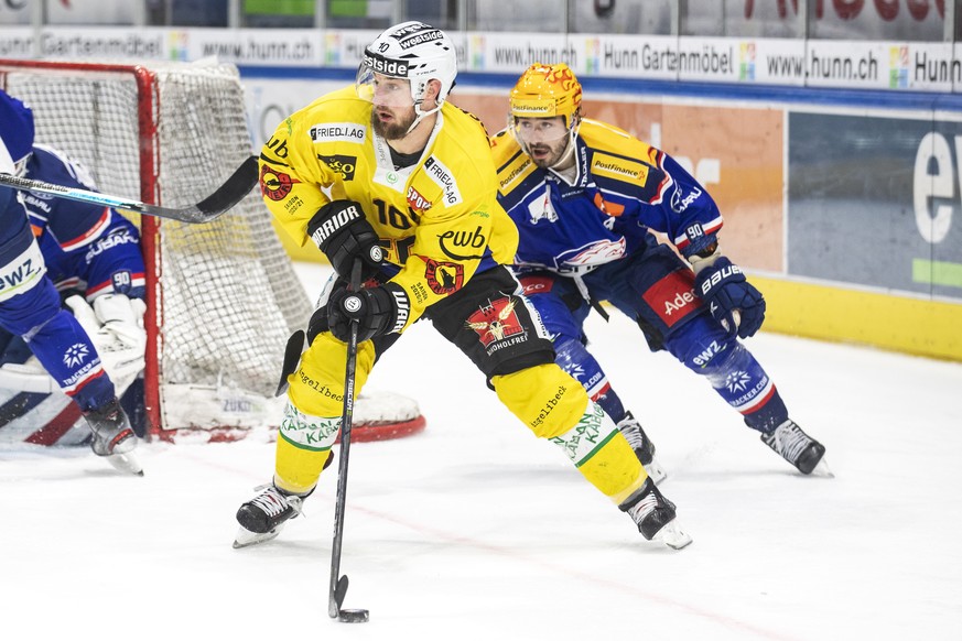 Berns Tristan Scherwey, links, im Spiel gegen Zuerichs Denis Hollenstein, rechts, im Eishockey Spiel der National League zwischen den ZSC Lions und dem SC Bern, am Donnerstag, 4. Februar 2021, im Hall ...