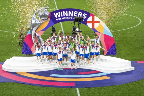 &lt;p&gt;Da ist das Ding! Wie 2022 stemmt auch an der EM 2025 England den Siegerpokal in die Höhe.&lt;/p&gt;