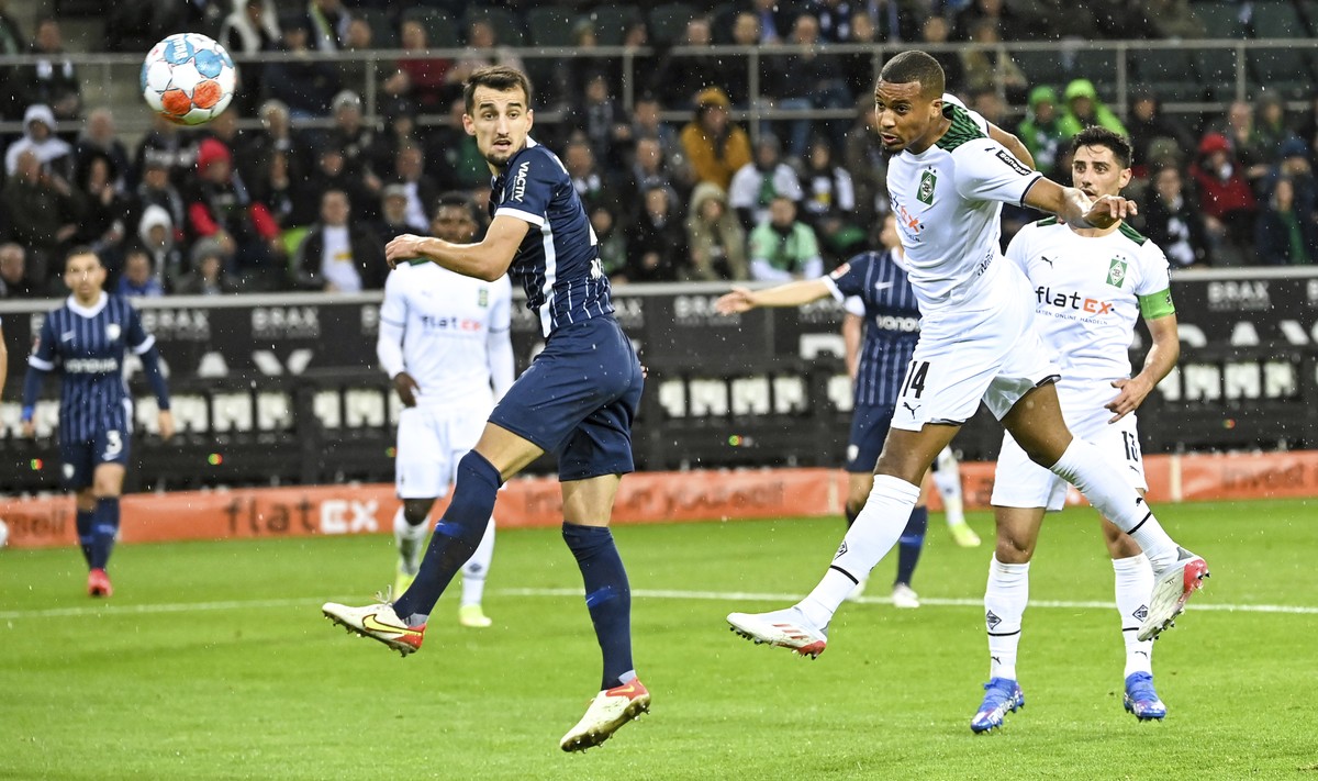 Monchengladbach's Alassane Plea, second right, scores during the Bundesliga soccer match between Monchengladbach and VfL Bochum at Borussia-Park, Monchengladbach, Germany, Sunday Oct. 31, 2021. ( ...