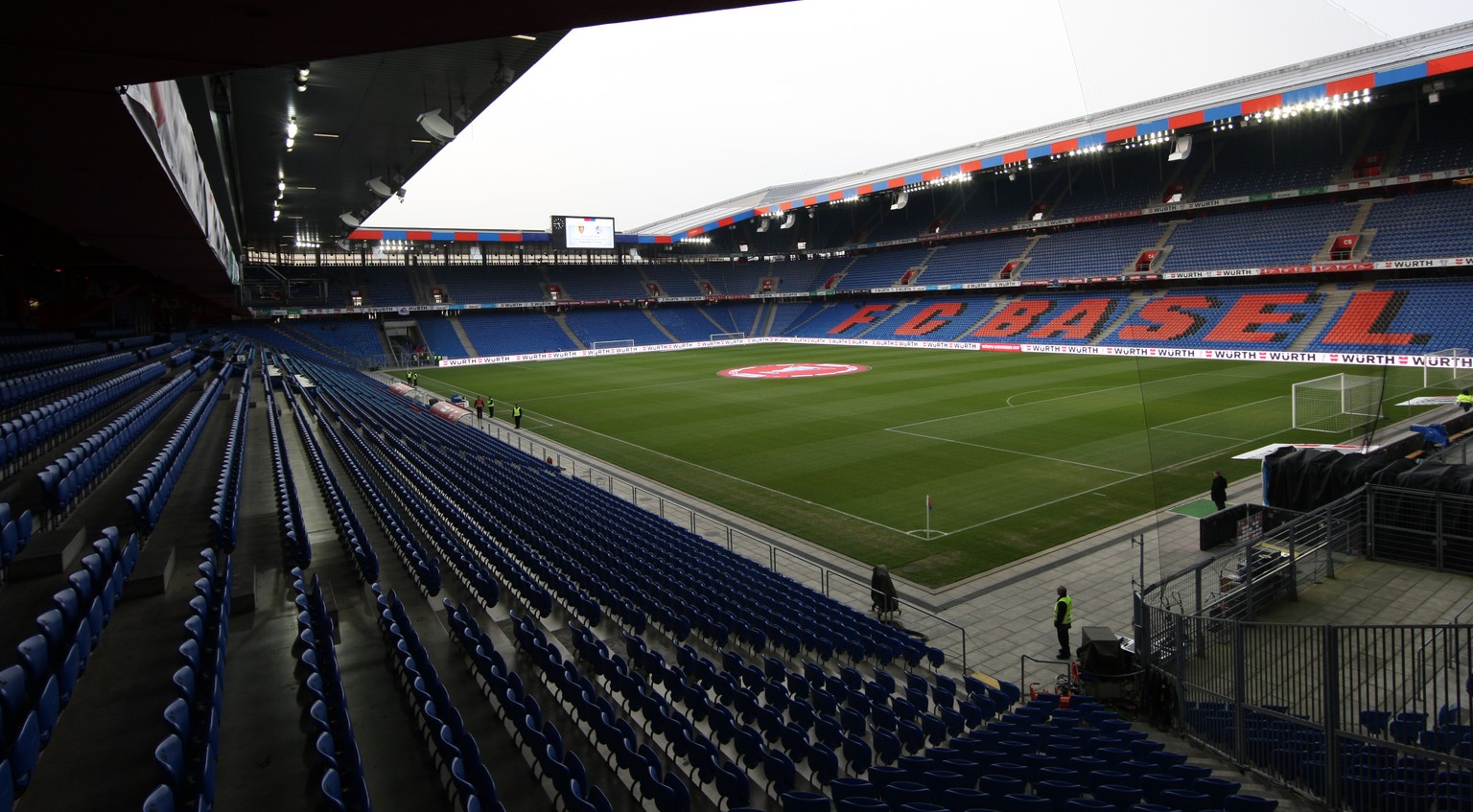 Der St.Jakob-Park, wie er sich im Heimspiel gegen Valencia präsentieren wird: menschenleer.