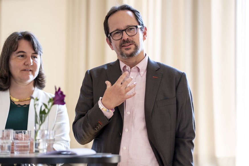 Balthasar Glaettli (Gruene), rechts, spricht an der Medienkonferenz zur Departementsverteilung des Zuercher Stadtrats am Donnerstag, 21. Mai 2026 im Stadthaus in Zuerich. (KEYSTONE/Claudio Thoma)