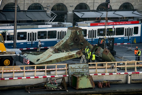 Das Zürcher 4er-Tram muss sich am Hafenkran vorbeischlängeln.