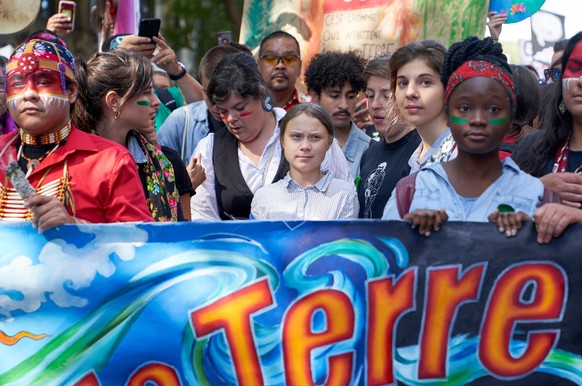 Greta marschiert bei den Klimaprotesten in Montreal.