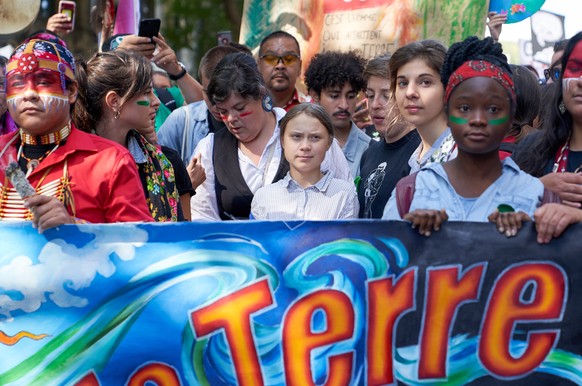 epa07875171 Swedish sixteen-year-old climate activist Greta Thunberg (C) participate in a climate strike in Montreal, Quebec, Canada, 27 September 2019. Thunberg participated in several climate events ...