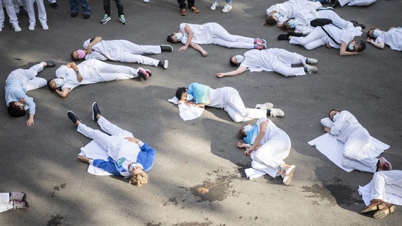Frauen und Maenner aus dem Pflegebereich demonstrieren fuer bessere Arbeitsbedingungen und werben fuer die Abstimmung der Pflegeinitiative am Zurcher Unispital, USZ, aufgenommen am Dienstag, 26. Oktob ...