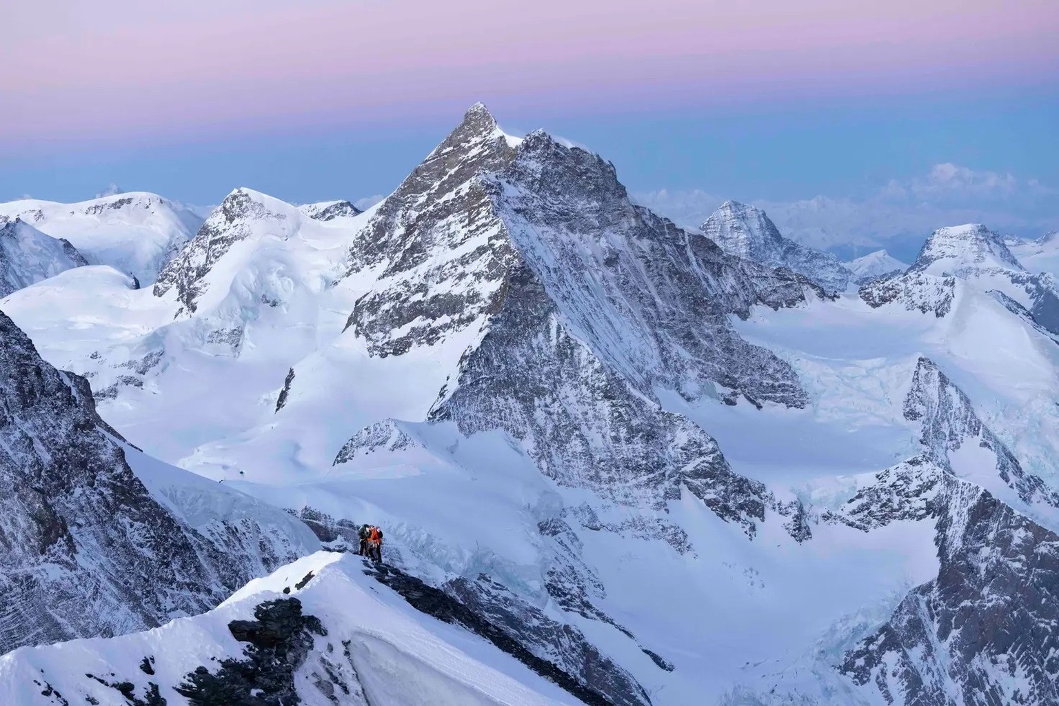Nicolas Hojac und Philipp Brugger auf dem Eigergipfel: Mönch (angeschnitten links) und Jungfrau (im Hintergrund) warten auf sie.