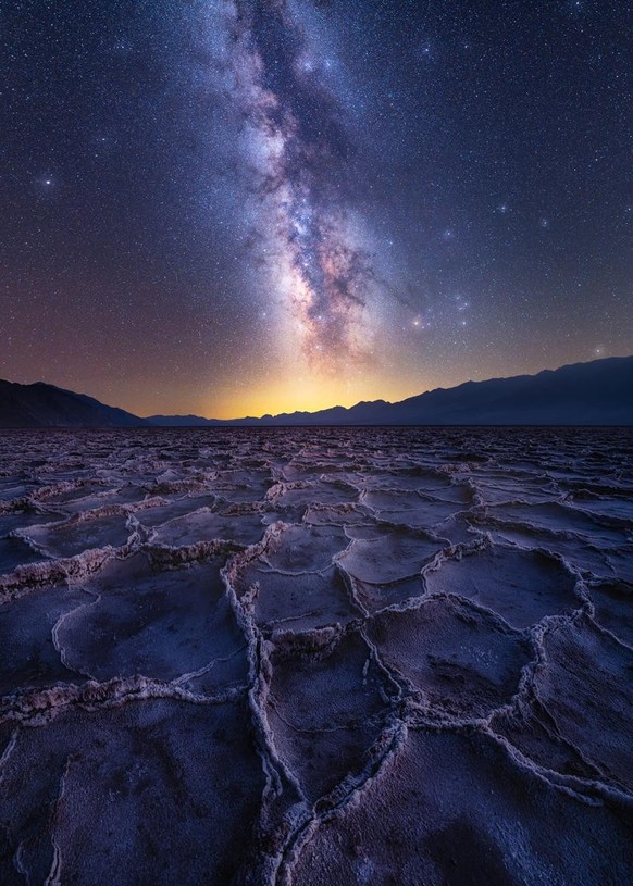 Nominierte für den Astronomy Photographer of the Year 2022. Badwater Milky Way by Abhijit Patil - Astronomy Photographer of the Year 2022 – Skyscapes