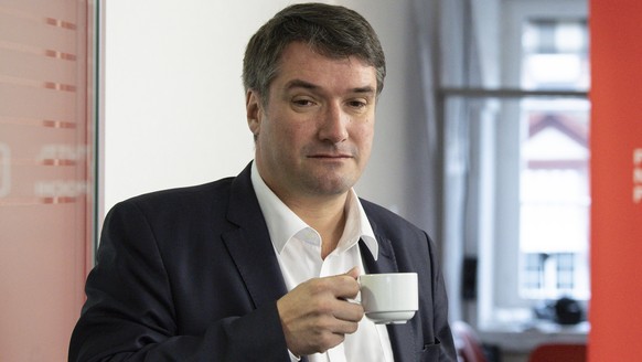 SP-Parteipraesident Christian Levrat trinkt einen Kaffee am traditionellen Drei-Koenigs-Apero, am Montag, 7. Januar 2018, in Bern. (KEYSTONE/Peter Schneider)