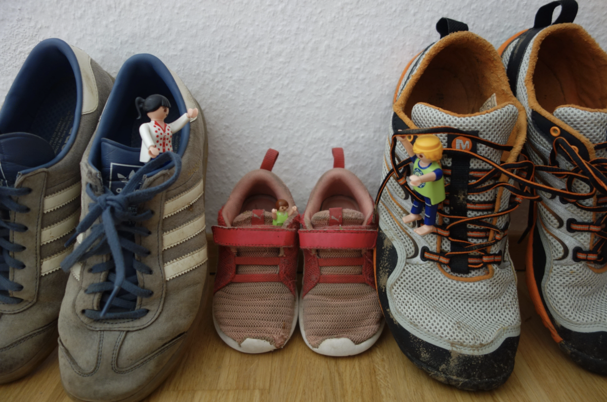 Une rangée de chaussures de seconde main venues tout droit de magasins d'occasion.