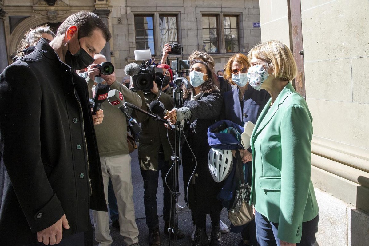 Fabienne Fischer, nouvelle elue Les Verts au conseil d'Etat, est felicitee par le conseiller d'Etat demissionnaire Pierre Maudet, gauche, au lieu de la presentation des resultats du 2e tour  ...