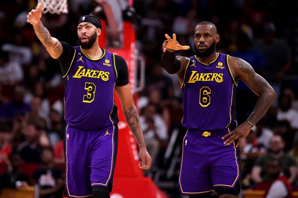 Sport Bilder des Tages NBA, Basketball Herren, USA Los Angeles Lakers at Houston Rockets Apr 2, 2023 Houston, Texas, USA Los Angeles Lakers forwards Anthony Davis 3 and LeBron James 6 signal to teamma ...