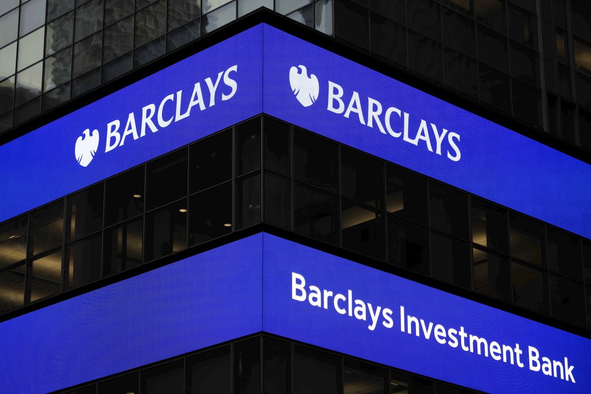 Electronic board displays Barclays logo outside the Barclays Investment Bank, Monday, April 7, 2025, in New York. (AP Photo/Yuki Iwamura)
US Trump Tariffs