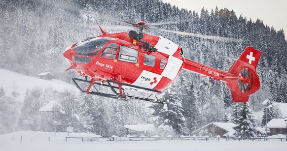 Un helicoptere de la rege decolle lors d&#039;un exercice avalanche organise par les sauveteurs du Secours alpin romand (SARO) avec la participation entre autres de la Rega, des pompiers et de la gend ...