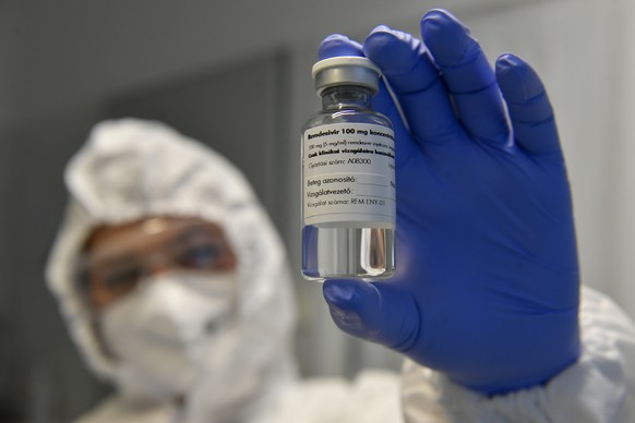 epa08748647 A medicine containing the agent remdesivir is shown by a health worker at the Institute of Infectology of Kenezy Gyula Teaching Hospital of the University of Debrecen in Debrecen, Hungary, ...