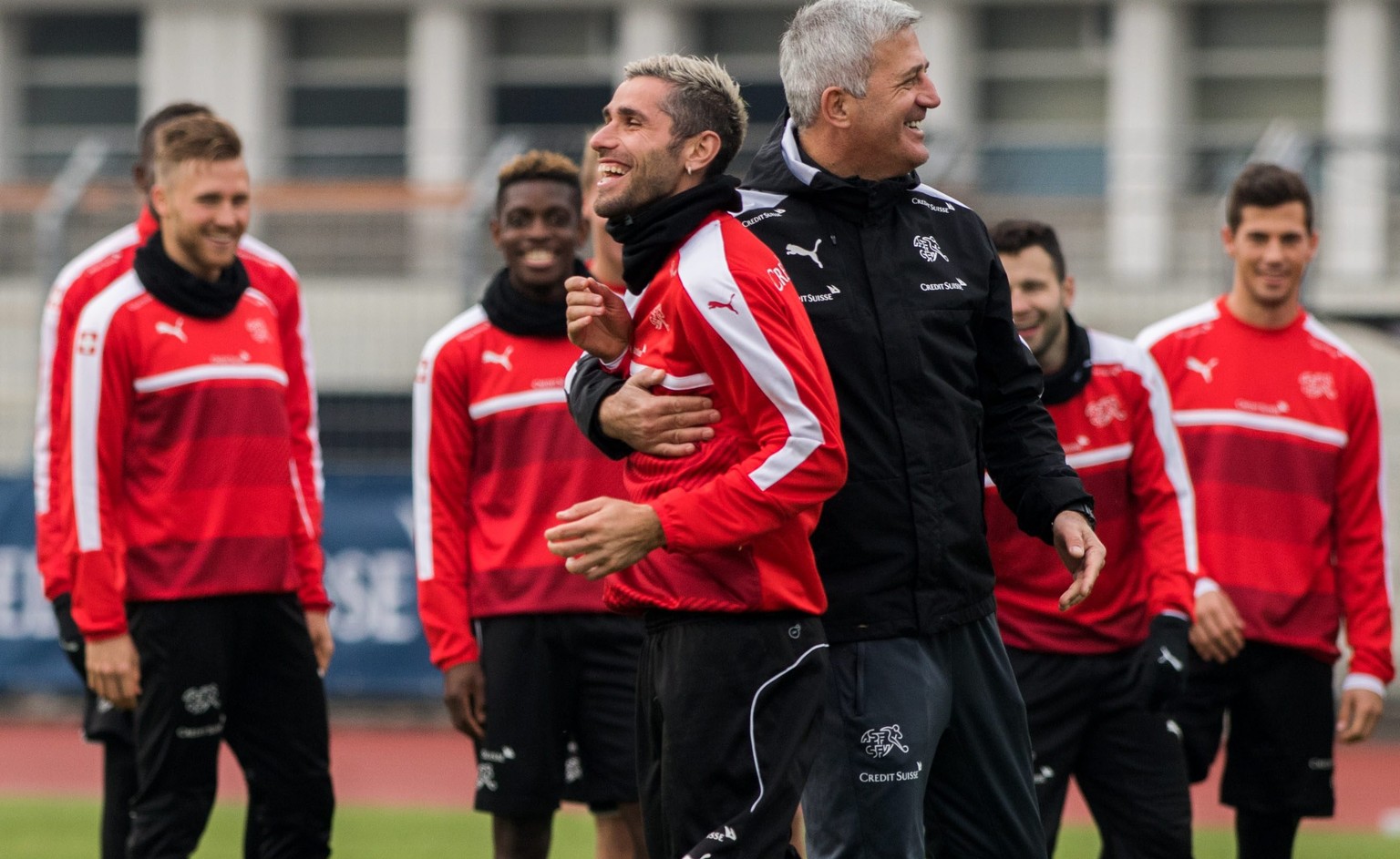 epa05626769 Switzerland&#039;s national soccer team with trainer Vladimir Petkovic, right, and Valon Behrami, left, during a training session in Lugano, Switzerland, on Friday, November 11, 2016. Swit ...