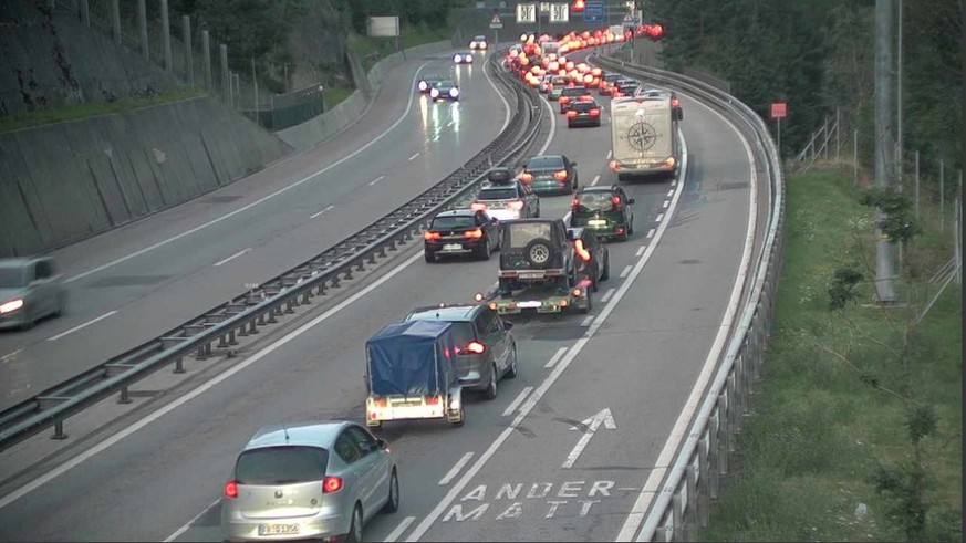 Kurz vor sechs Uhr in der Früh betrug die maximale Wartezeit bis zu zwei Stunden. Die Verkehrsbehinderungen am Gotthard dürften laut der Prognose bis am Abend anhalten.&nbsp;