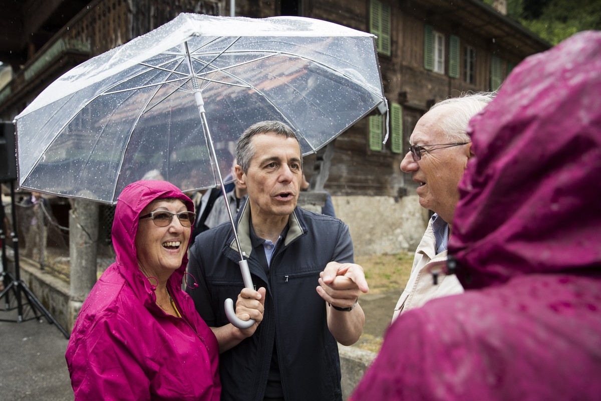 Bundesrat Ignazio Cassis beim Treffen mit der Bevoelkerung von Val-de-Charmey, waehrend der Bundesratsreise am Donnerstag, 5. Juli 2018 in Charmey im Kanton Fribourg. (KEYSTONE/Peter Klaunzer)