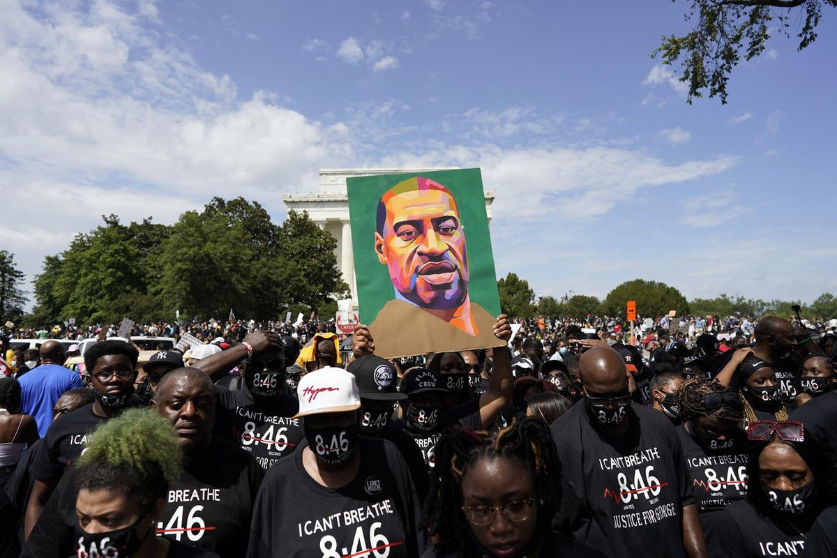 Member of the George Floyd family march from the Lincoln Memorial to the Martin Luther King Jr. Memorial during the March on Washington, Friday Aug. 28, 2020, in Washington. (AP Photo/Carolyn Kaster)