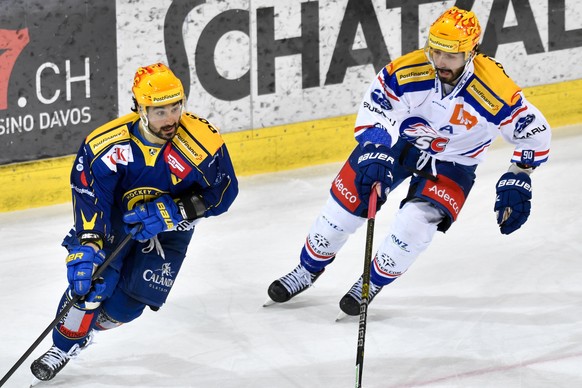 Der Davoser PostFinance TopScorer Andres Ambuehl, links, gegen den Zuercher PostFinance TopScorer Denis Hollenstein, im Eishockey-Qualifikationsspiel der National League zwischen dem HC Davos und den  ...