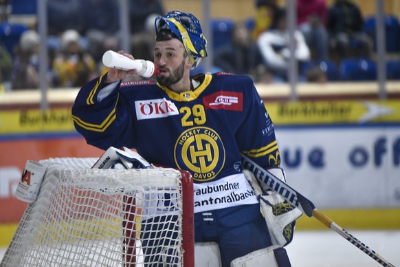 Der Davoser Torhueter Sandro Aeschlimann goennt sich einen Schluck aus der Flasche, im Qualifikationsspiel der Eishockey National League zwischen dem HC Davos und dem HC Ambri-Piotta, am Sonntag, 5. D ...
