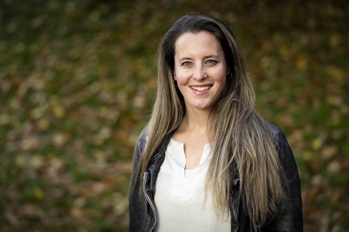 Franziska Biner, deputee Die Mitte Oberwallis et Presidente du Centre du Haut-Valais, pose le mercredi 6 novembre 2024 a Viege. (KEYSTONE/Jean-Christophe Bott)
