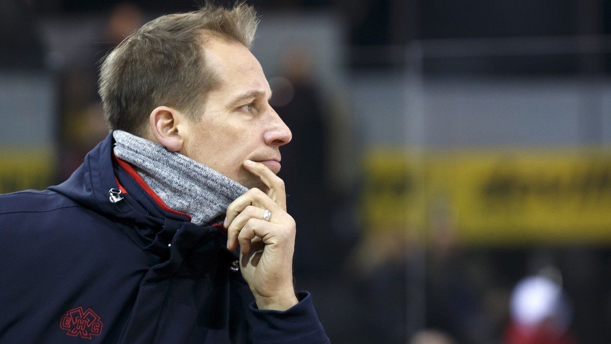 Biel's Head coach Antti Toermaenen reacts, during a National League regular season game of the Swiss Championship between Geneve-Servette HC and EHC Biel-Bienne, at the ice stadium Les Vernets, i ...